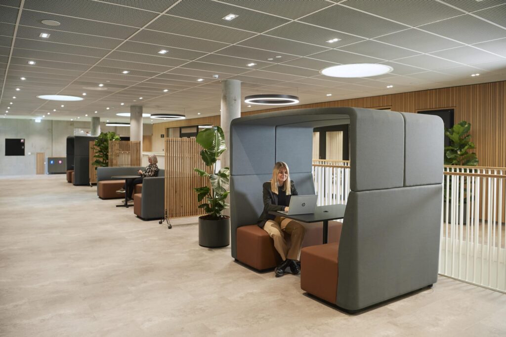Breakout booths for group or individual work to prioritise employee comfort 